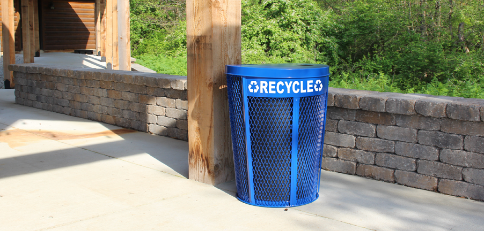 Witt Industries Expanded Metal Basket Recycle Collection Flat Top Recycling Trash Cans in Blue